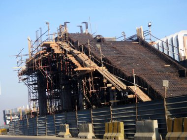 Kahire, Mısır, 7 Ekim 2023: Yapım aşamasında olan bir tek raylı istasyon sitesi, iskele ve vinçle, Kahire tek raylı sistemi, şu anda yapım aşamasında olan iki hatlı tek hatlı hızlı ulaşım sistemidir.