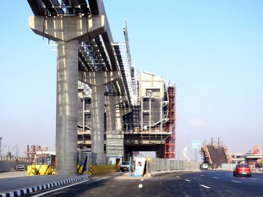 Kahire, Mısır, 7 Ekim 2023: Yapım aşamasında olan bir tek raylı istasyon sitesi, iskele ve vinçle, Kahire tek raylı sistemi, şu anda yapım aşamasında olan iki hatlı tek hatlı hızlı ulaşım sistemidir.
