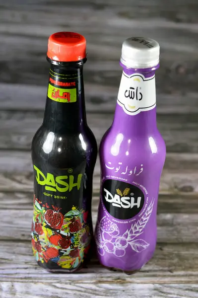 Kahire, Mısır, 24 Kasım 2023: Dash soda meyve aromalı çilek ve nar aromalı içecek, çeşitli tatlarda lezzetli içecek, ferahlatıcı soğuk içecek, seçici odaklanma