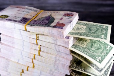 Mısır yığınları ve yığınları para binlerce pound nakit banknotlar 200 EGP LE, Mısır para döviz kuru ve Amerikan dolarları banknotlar, ekonomi durumu, para kavramı