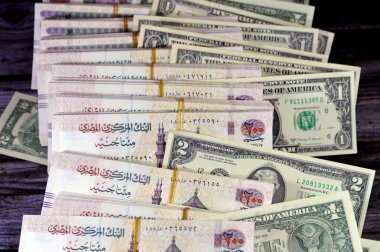 Mısır yığınları ve yığınları para binlerce pound nakit banknotlar 200 EGP LE, Mısır para döviz kuru ve Amerikan dolarları banknotlar, ekonomi durumu, para kavramı