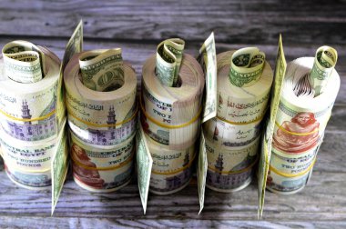 Mısır 'da yığınla para, binlerce sterlin, banknotlar 200 EGP LE, Mısır para döviz kuru ve Amerikan doları banknotları, ekonomi durumu, para kavramı.