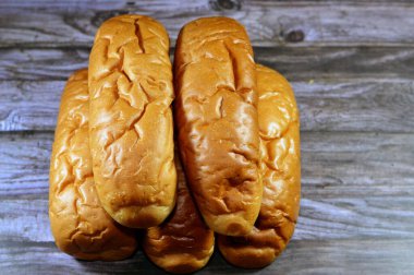 Uzun çörek, taze bir somun ekmek doldurmaya hazır Fransız Finosu, tipik olarak un, süt, maya, tereyağı, seçici odaklı hamur, lezzetli dolgu malzemeleriyle doldurulur.