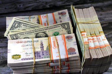Mısır yığınları ve yığınları para binlerce pound nakit banknotlar 200 EGP LE, Mısır para döviz kuru ve Amerikan dolarları banknotlar, ekonomi durumu, para kavramı