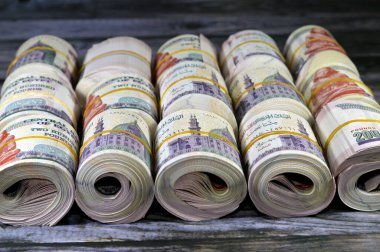 Yığınlar dolusu Mısır parası binlerce pound nakit banknot 200 EGP LE banknotları, Mısır para döviz kurları, para konsepti, enflasyon krizi, para birimi ve yatırım