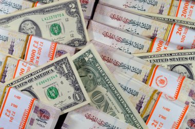 Mısır yığınları ve yığınları para binlerce pound nakit banknotlar 200 EGP LE, Mısır para döviz kuru ve Amerikan dolarları banknotlar, ekonomi durumu, para kavramı