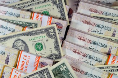 Mısır yığınları ve yığınları para binlerce pound nakit banknotlar 200 EGP LE, Mısır para döviz kuru ve Amerikan dolarları banknotlar, ekonomi durumu, para kavramı