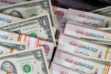 Mısır yığınları ve yığınları para binlerce pound nakit banknotlar 200 EGP LE, Mısır para döviz kuru ve Amerikan dolarları banknotlar, ekonomi durumu, para kavramı