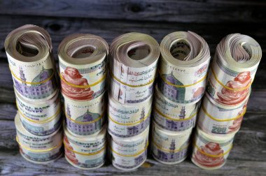 Yığınlar dolusu Mısır parası binlerce pound nakit banknot 200 EGP LE banknotları, Mısır para döviz kurları, para konsepti, enflasyon krizi, para birimi ve yatırım