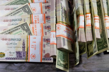 Mısır yığınları ve yığınları para binlerce pound nakit banknotlar 200 EGP LE, Mısır para döviz kuru ve Amerikan dolarları banknotlar, ekonomi durumu, para kavramı