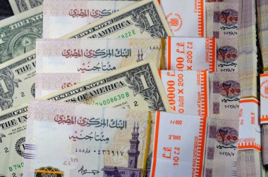 Mısır yığınları ve yığınları para binlerce pound nakit banknotlar 200 EGP LE, Mısır para döviz kuru ve Amerikan dolarları banknotlar, ekonomi durumu, para kavramı