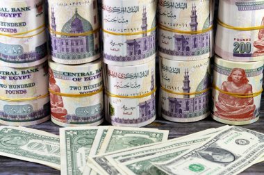 Mısır 'da yığınla para, binlerce sterlin, banknotlar 200 EGP LE, Mısır para döviz kuru ve Amerikan doları banknotları, ekonomi durumu, para kavramı.