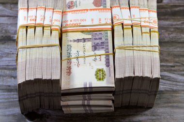 Mısır Yığınları ve Yığınları para binlerce Pound döviz banknotları 200 EGP LE, Mısır para döviz kuru ve ekonomi durumu, para konsepti, enflasyon krizi, para birimi ve yatırım