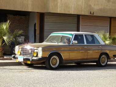 Kahire, Mısır, 24 Kasım 2023: Eski bir Mercedes Benz otomobil, Mercedes-Benz 1926 yılında kurulan lüks ve ticari bir otomobil markasıdır.