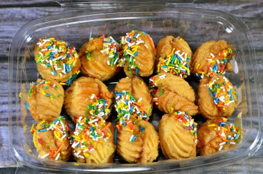 Geleneksel Arap kurabiyeleri El-Fitr bayramını kutlamak için, reçel ve fındıkla doldurulmuş ve renkli çikolata parçacıklarıyla kaplanmış dört küçük fırın (mignardises)