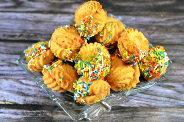 Geleneksel Arap kurabiyeleri El-Fitr bayramını kutlamak için, reçel ve fındıkla doldurulmuş ve renkli çikolata parçacıklarıyla kaplanmış dört küçük fırın (mignardises)