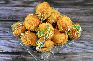 Geleneksel Arap kurabiyeleri El-Fitr bayramını kutlamak için, reçel ve fındıkla doldurulmuş ve renkli çikolata parçacıklarıyla kaplanmış dört küçük fırın (mignardises)