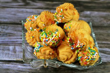 Geleneksel Arap kurabiyeleri El-Fitr bayramını kutlamak için, reçel ve fındıkla doldurulmuş ve renkli çikolata parçacıklarıyla kaplanmış dört küçük fırın (mignardises)