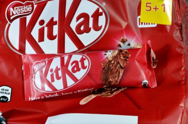 Kahire, Mısır, 3 Aralık 2023: KitKat çubuk dondurma, sebze yağı vanilya, gofret karamel, süt ve gofret parçalarıyla kaplı çikolata, Nestle 'den çikolata parçaları, Kit Kat vanilya çubuğu