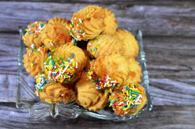 Geleneksel Arap kurabiyeleri El-Fitr bayramını kutlamak için, reçel ve fındıkla doldurulmuş ve renkli çikolata parçacıklarıyla kaplanmış dört küçük fırın (mignardises)