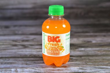 Kahire, Mısır, 3 Aralık 2023: Mandalina Büyük sodası ferahlatıcı ve köpüklü meşrubat, özel aromalı soda, lezzetli farklı tatlar, 200 ml plastik şişe, seçici odaklı.