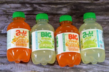 Kahire, Mısır, 3 Aralık 2023: Büyük soda ferahlatıcı ve köpüklü meşrubat, özel aromalı gazoz, mandalina ve limonata, farklı lezzetlerde, 200 ml plastik şişe.
