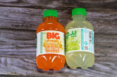 Kahire, Mısır, 3 Aralık 2023: Büyük soda ferahlatıcı ve köpüklü meşrubat, özel aromalı gazoz, mandalina ve limonata, farklı lezzetlerde, 200 ml plastik şişe.