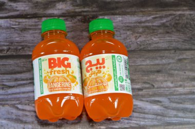 Kahire, Mısır, 3 Aralık 2023: Mandalina Büyük sodası ferahlatıcı ve köpüklü meşrubat, özel aromalı soda, lezzetli farklı tatlar, 200 ml plastik şişe, seçici odaklı.