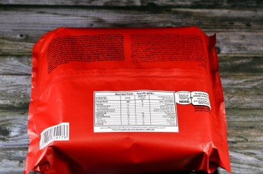 Kahire, Mısır, 3 Aralık 2023: KitKat çubuk dondurma, sebze yağı vanilya, gofret karamel, süt ve gofret parçalarıyla kaplı çikolata, Nestle 'den çikolata parçaları, Kit Kat vanilya çubuğu