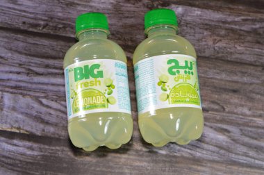 Kahire, Mısır, 3 Aralık 2023: Limonata Büyük soda ferahlatıcı ve köpüklü meşrubat, özel aromalı soda, lezzetli farklı aromalı soda, 200 ml plastik şişe, seçici odaklı