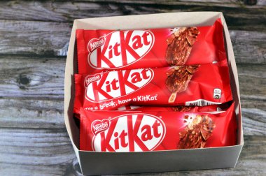 Kahire, Mısır, 3 Aralık 2023: KitKat çubuk dondurma, sebze yağı vanilya, gofret karamel, süt ve gofret parçalarıyla kaplı çikolata, Nestle 'den çikolata parçaları, Kit Kat vanilya çubuğu