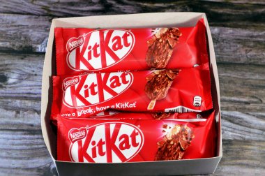 Kahire, Mısır, 3 Aralık 2023: KitKat çubuk dondurma, sebze yağı vanilya, gofret karamel, süt ve gofret parçalarıyla kaplı çikolata, Nestle 'den çikolata parçaları, Kit Kat vanilya çubuğu