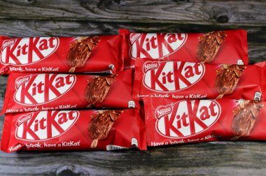 Kahire, Mısır, 3 Aralık 2023: KitKat çubuk dondurma, sebze yağı vanilya, gofret karamel, süt ve gofret parçalarıyla kaplı çikolata, Nestle 'den çikolata parçaları, Kit Kat vanilya çubuğu