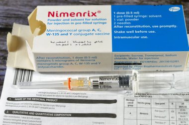 Kahire, Mısır, 4 Aralık 2023: Nimenrix, insanları Neisseria menenjit grubu A, C, W-135 ve Pfizer CO 'nun neden olduğu istilacı meningokoksik hastalıklara karşı korumak için kullanılan bir aşıdır.