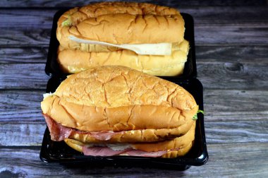 Salamlı uzun çörek, tütsülenmiş hindi eti, biftek dilimleri, marul, mayonez ve erimiş çedar peyniri, sığır eti ve hindi sandviçi.