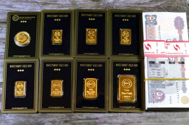 Kahire, Mısır, 8 Aralık 2023: 24 K karat BTC Bullion Ticaret Merkezi saf sarı altın külçe ve egemen para yığını 50 EGP LE pound, altın fiyat alım ve satım