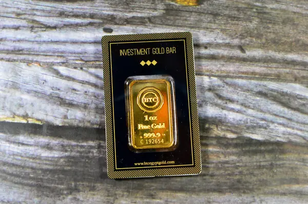 Kahire, Mısır, 8 Aralık 2023: 24 K karat BTC Bullion Ticaret Merkezi saf sarı altın rengi OZ 101.1 gram bar, altın yatırım, döviz kuru, enflasyon krizi ve tasarruf varlıkları kavramı