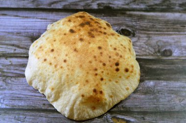 Buğday kepekli ve unlu geleneksel Mısır düz ekmeği, normal Aish Baladi veya son derece sıcak fırınlarda pişirilmiş Mısır ekmeği, buğday unu, maya, tuz ve su karışımının bir sonucudur.