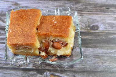 Mısırlı Harissa, Orta Doğu 'da çeşitli irmikli kekler. İçi fındık, badem, kuru üzüm, uzun, yoğun ve tatlı irmik pastası tatlı Harrissa.