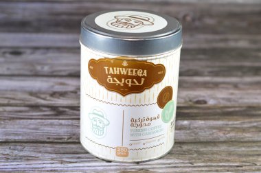 Kahire, Mısır, 10 Aralık 2023: Kakule ile Tahweega orta boy Türk kahvesi, Kahve bitkisinin öğütülmüş kahvesi ve kahve kaynağı, kırmızı veya mor meyvenin içindeki çekirdek kahve