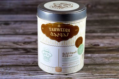 Kahire, Mısır, 10 Aralık 2023: Kakule ile Tahweega orta boy Türk kahvesi, Kahve bitkisinin öğütülmüş kahvesi ve kahve kaynağı, kırmızı veya mor meyvenin içindeki çekirdek kahve