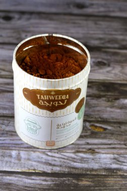 Kahire, Mısır, 10 Aralık 2023: Kakule ile Tahweega orta boy Türk kahvesi, Kahve bitkisinin öğütülmüş kahvesi ve kahve kaynağı, kırmızı veya mor meyvenin içindeki çekirdek kahve