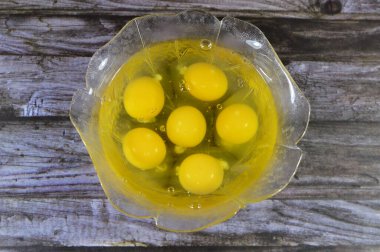 Pişirilmeye hazır çiğ yumurta, organik taze tavuk tavuk beyaz yumurta, izole edilmiş yumurta yığını ve çeşitli mutfaklarda pişirilmeye hazır yumurta sarısı ve beyaz albüm.