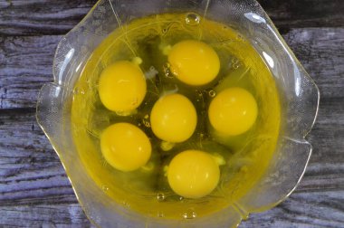 Pişirilmeye hazır çiğ yumurta, organik taze tavuk tavuk beyaz yumurta, izole edilmiş yumurta yığını ve çeşitli mutfaklarda pişirilmeye hazır yumurta sarısı ve beyaz albüm.