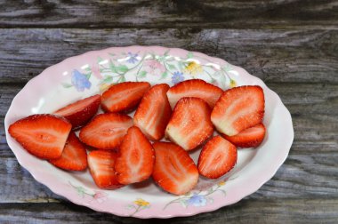 Taze çilek yığını, bahçe çileği Fragaria anananassa cinsinin karakteristik aroması, parlak kırmızı rengi, sulu dokusu ve tatlılığı ile yaygın olarak yetişen bir melez türüdür.