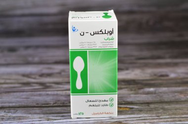 Kahire, Mısır, 3 Aralık 2023: Oplex-N Anti-öksürük, antitusif ve balgam şurubu, Parasetamol (Acetaminophen), Guaifenesin (Gliseril Guaiacolate), Oxomemazine, Sodium Benzoate by AMRIYA