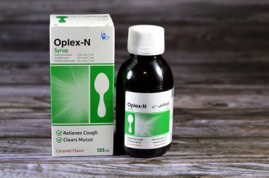 Kahire, Mısır, 3 Aralık 2023: Oplex-N Anti-öksürük, antitusif ve balgam şurubu, Parasetamol (Acetaminophen), Guaifenesin (Gliseril Guaiacolate), Oxomemazine, Sodium Benzoate by AMRIYA