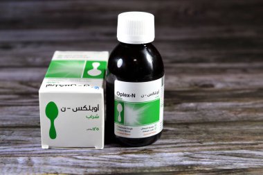 Kahire, Mısır, 3 Aralık 2023: Oplex-N Anti-öksürük, antitusif ve balgam şurubu, Parasetamol (Acetaminophen), Guaifenesin (Gliseril Guaiacolate), Oxomemazine, Sodium Benzoate by AMRIYA