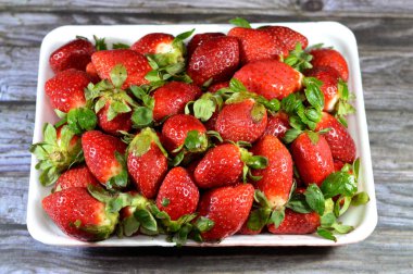 Taze çilek yığını, bahçe çileği Fragaria anananassa cinsinin karakteristik aroması, parlak kırmızı rengi, sulu dokusu ve tatlılığı ile yaygın olarak yetişen bir melez türüdür.