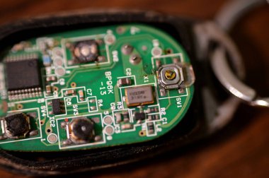 Kahire, Mısır, 12 Aralık 2023: Uzaktan kumanda, kablosuz araba kilidi, alarm kontrolü, devreler ve Nissan Sunny 'nin elektronik paneli